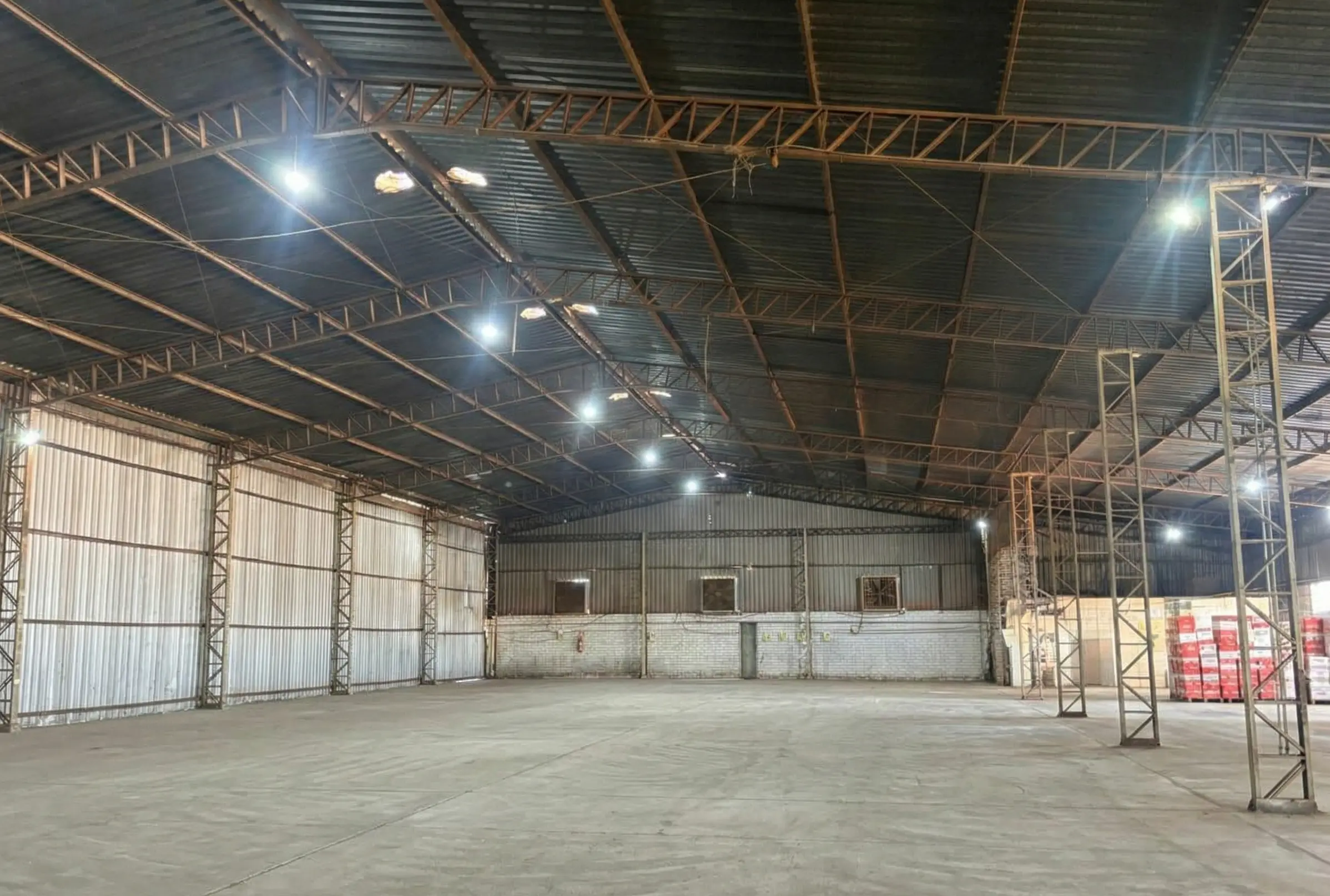 Interior do barracão - vista ampla com iluminação