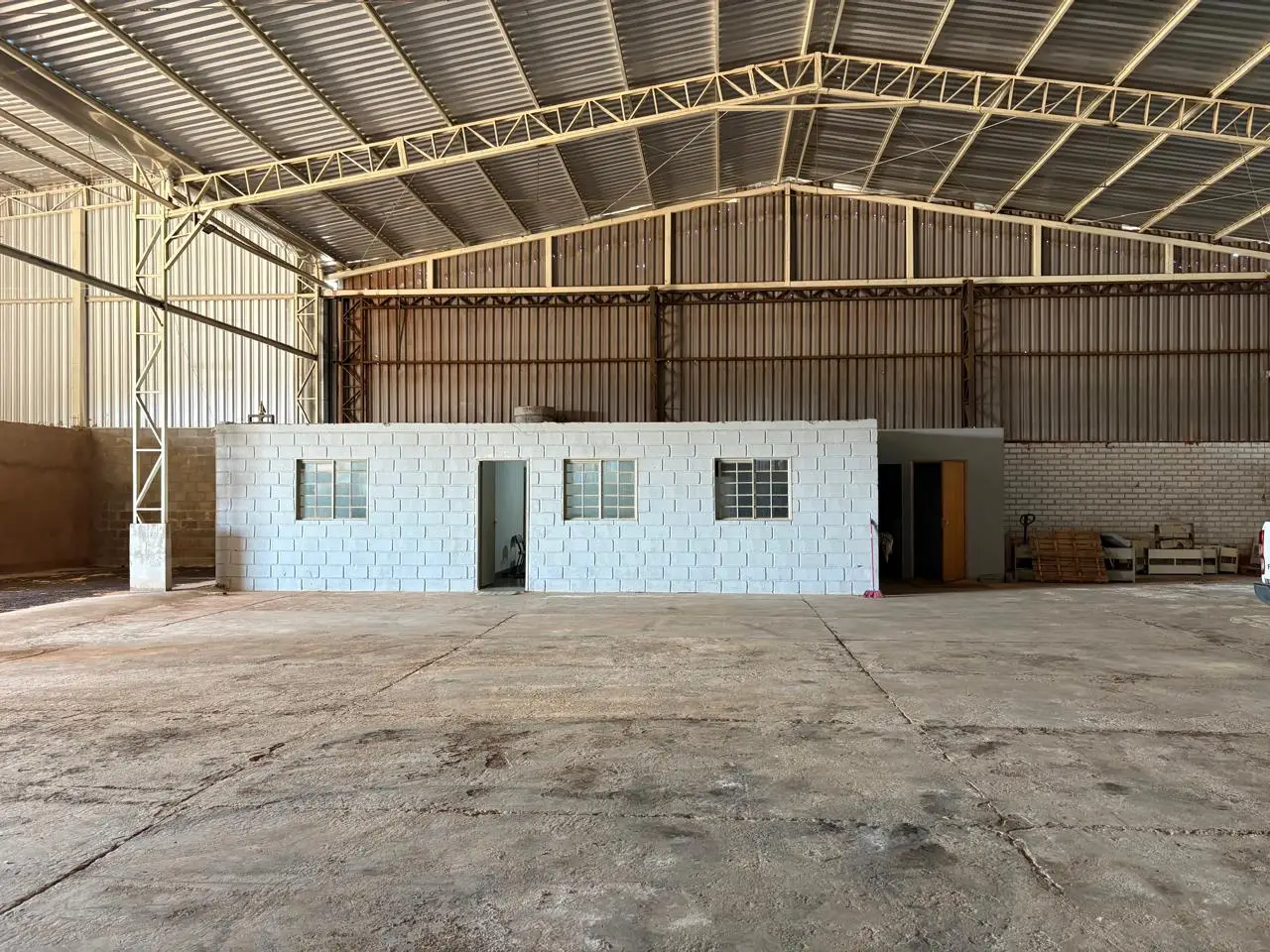 Escritório em alvenaria construído dentro do galpão