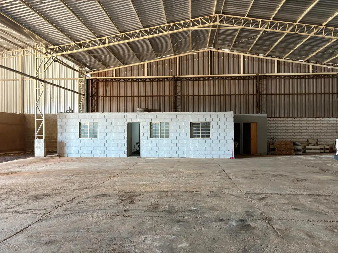 Escritório construído dentro do barracão