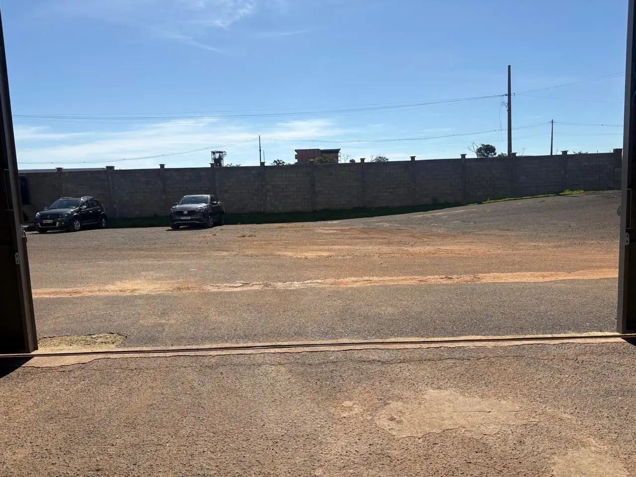 Vista do portão para o pátio interno