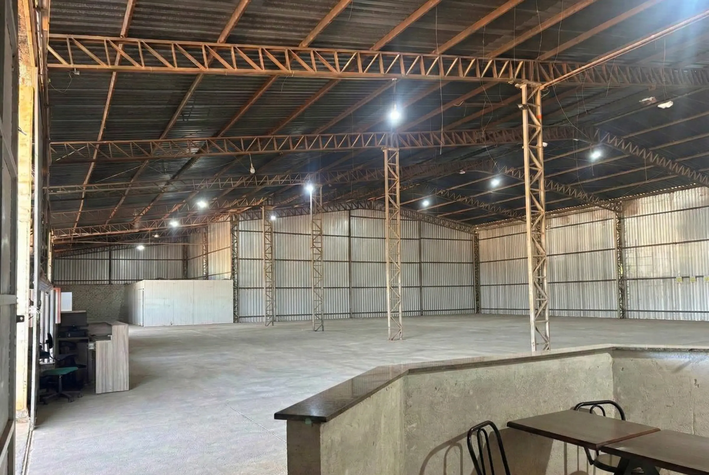 Interior com área de apoio e balcão