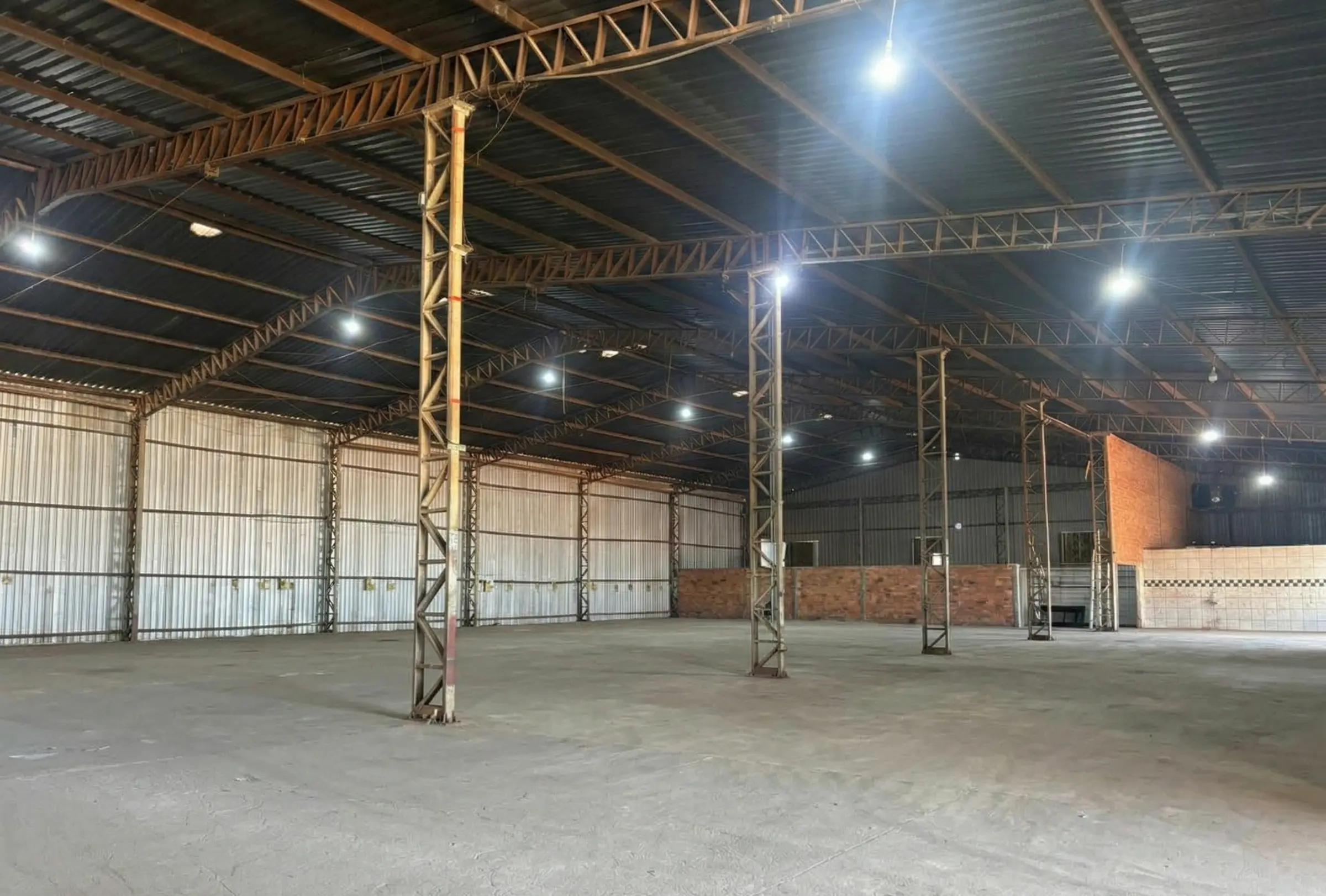 Interior do barracão - estrutura metálica e colunas