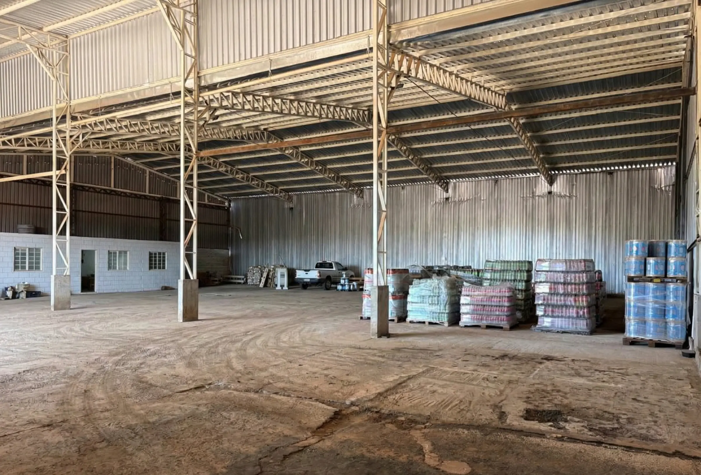 Interior com materiais armazenados