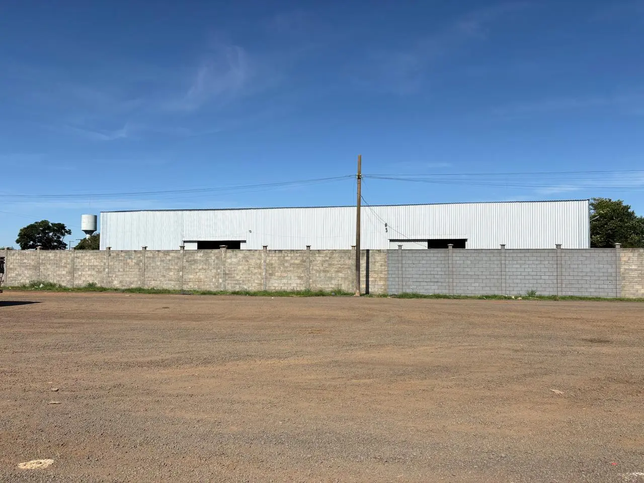 Vista frontal com muro de bloco e caixa d'água